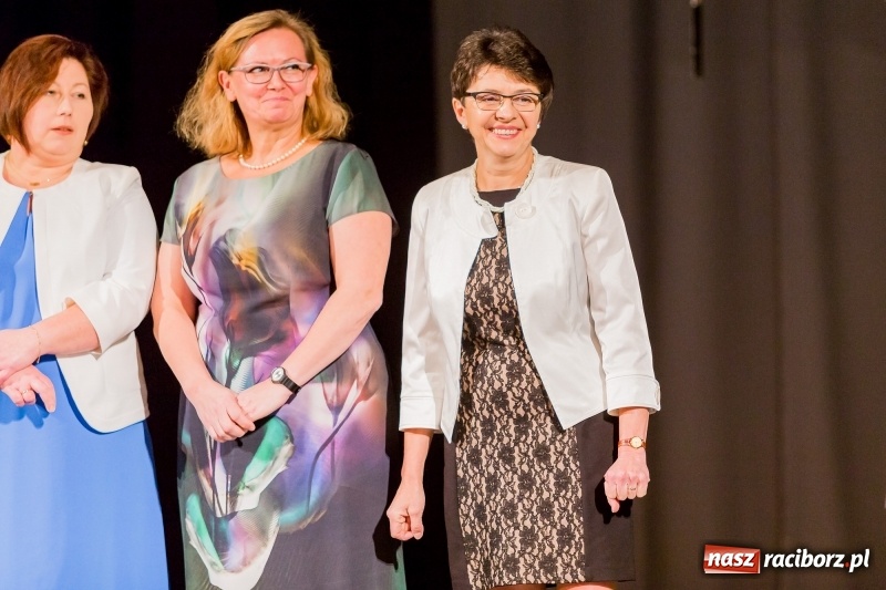 Zdjęcie w galerii na portalu naszraciborz.pl: W DK Strzecha nagrodzono dziesięciu raciborskich twórców i animatorów kultury  wiadomości z regionu