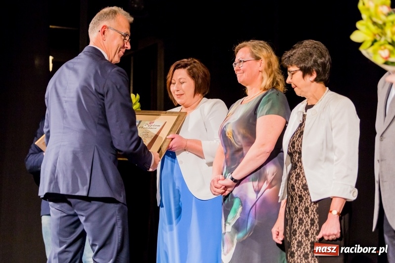 Zdjęcie w galerii na portalu naszraciborz.pl: W DK Strzecha nagrodzono dziesięciu raciborskich twórców i animatorów kultury  wiadomości z regionu