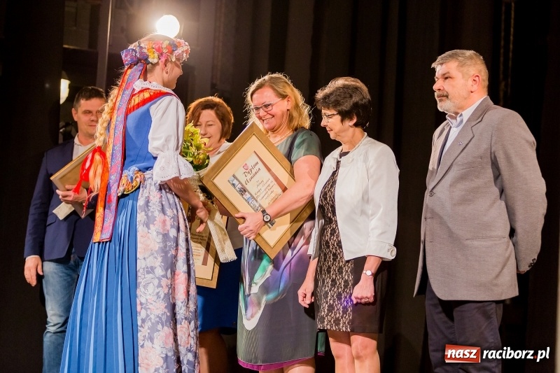 Zdjęcie w galerii na portalu naszraciborz.pl: W DK Strzecha nagrodzono dziesięciu raciborskich twórców i animatorów kultury  wiadomości z regionu
