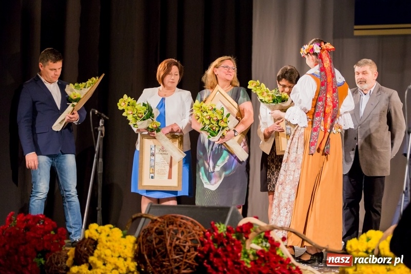 Zdjęcie w galerii na portalu naszraciborz.pl: W DK Strzecha nagrodzono dziesięciu raciborskich twórców i animatorów kultury  wiadomości z regionu