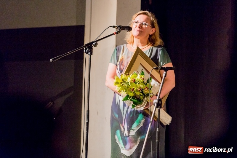 Zdjęcie w galerii na portalu naszraciborz.pl: W DK Strzecha nagrodzono dziesięciu raciborskich twórców i animatorów kultury  wiadomości z regionu