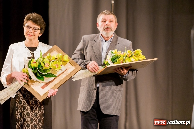 Zdjęcie w galerii na portalu naszraciborz.pl: W DK Strzecha nagrodzono dziesięciu raciborskich twórców i animatorów kultury  wiadomości z regionu