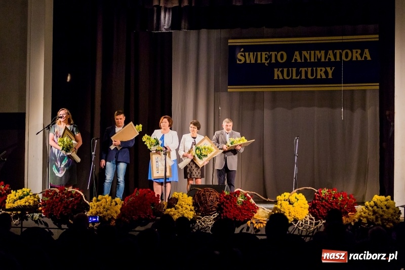 Zdjęcie w galerii na portalu naszraciborz.pl: W DK Strzecha nagrodzono dziesięciu raciborskich twórców i animatorów kultury  wiadomości z regionu