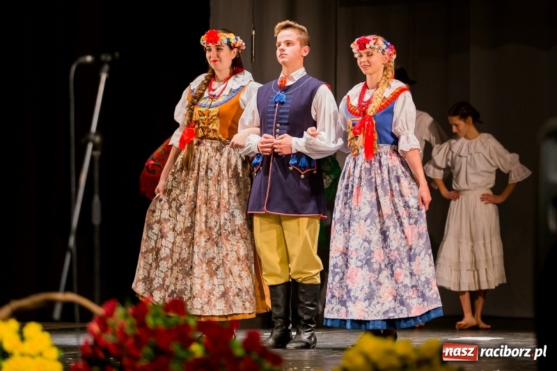 Zdjęcie w galerii na portalu naszraciborz.pl: W DK Strzecha nagrodzono dziesięciu raciborskich twórców i animatorów kultury  wiadomości z regionu