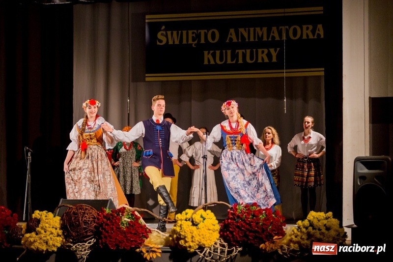 Zdjęcie w galerii na portalu naszraciborz.pl: W DK Strzecha nagrodzono dziesięciu raciborskich twórców i animatorów kultury  wiadomości z regionu