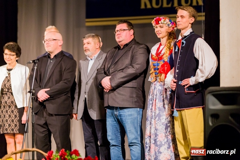 Zdjęcie w galerii na portalu naszraciborz.pl: W DK Strzecha nagrodzono dziesięciu raciborskich twórców i animatorów kultury  wiadomości z regionu