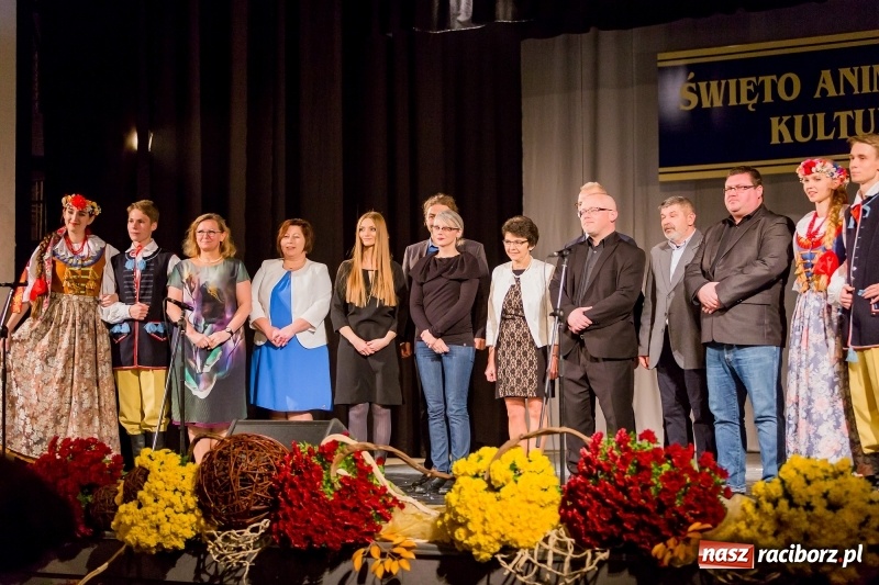 Zdjęcie w galerii na portalu naszraciborz.pl: W DK Strzecha nagrodzono dziesięciu raciborskich twórców i animatorów kultury  wiadomości z regionu