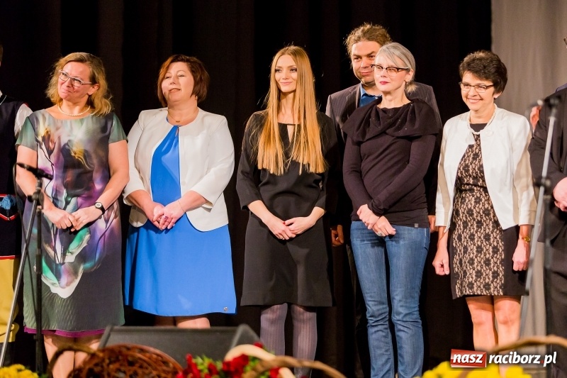 Zdjęcie w galerii na portalu naszraciborz.pl: W DK Strzecha nagrodzono dziesięciu raciborskich twórców i animatorów kultury  wiadomości z regionu