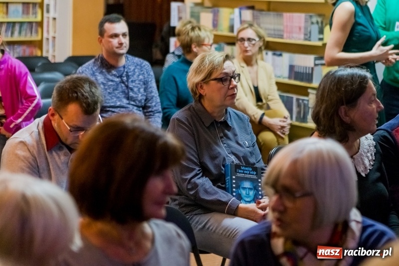 Zdjęcie w galerii na portalu naszraciborz.pl: Olgierd Łukaszewicz gościem raciborskiej biblioteki wiadomości z regionu