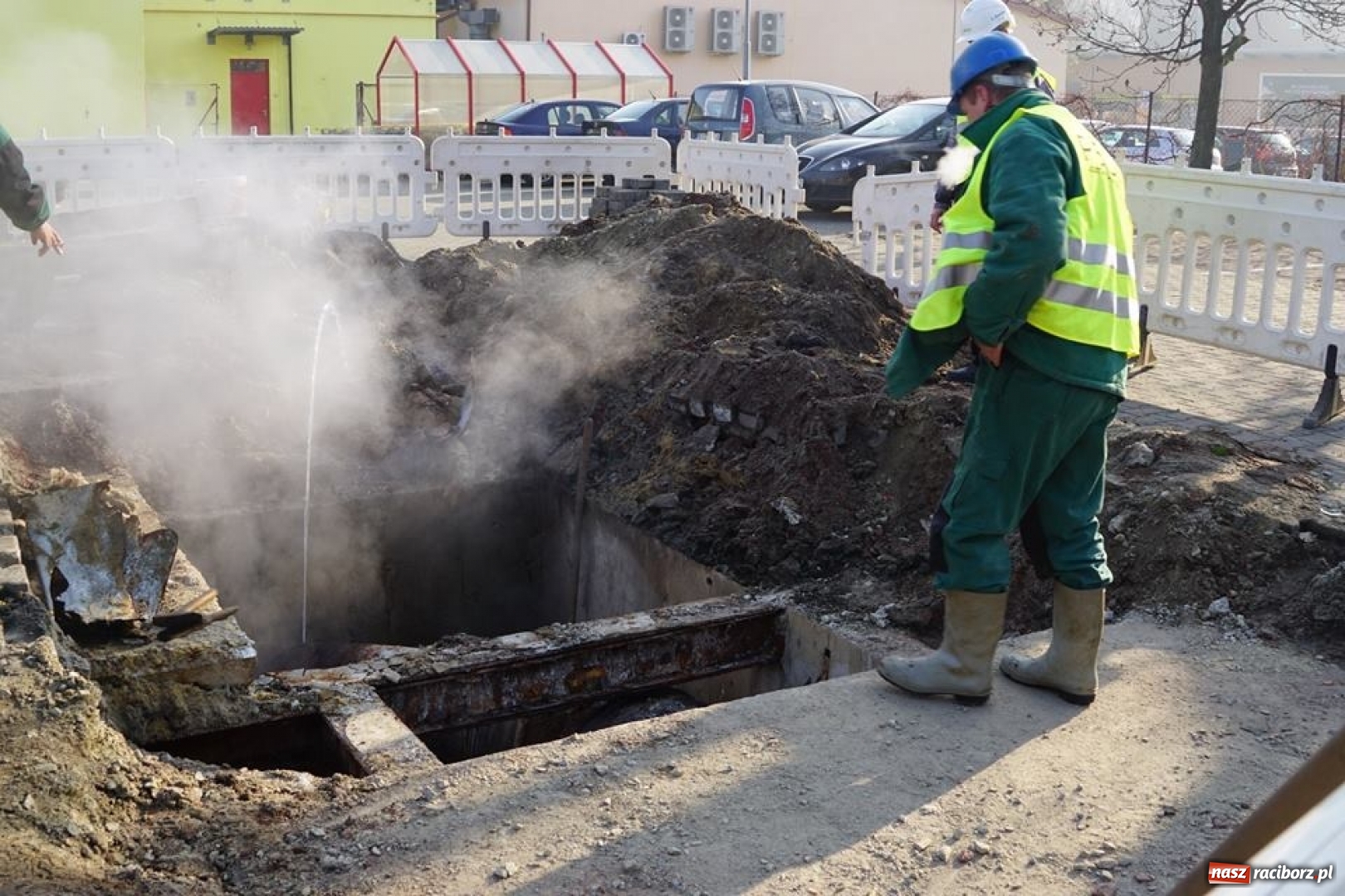 Zdjęcie w galerii na portalu naszraciborz.pl: Awaria sieci ciepłowniczej usunięta. Ogrzewanie powoli wraca do mieszkań wiadomości z regionu