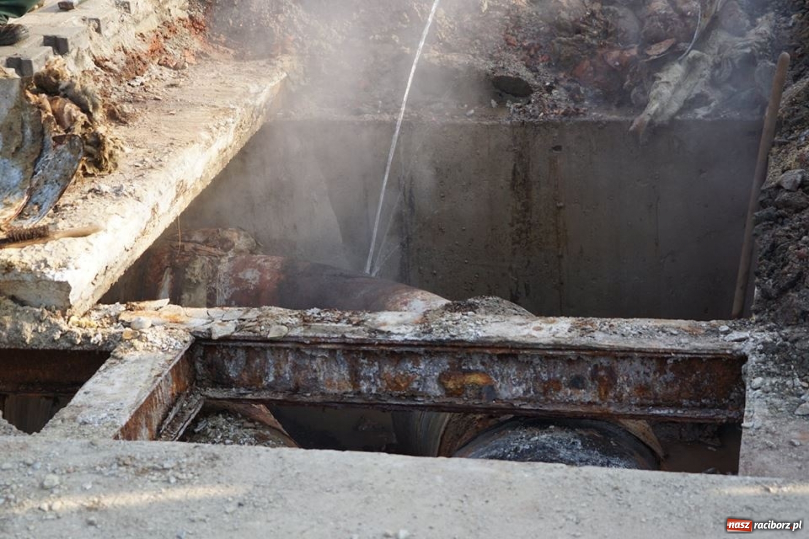 Zdjęcie w galerii na portalu naszraciborz.pl: Awaria sieci ciepłowniczej usunięta. Ogrzewanie powoli wraca do mieszkań wiadomości z regionu