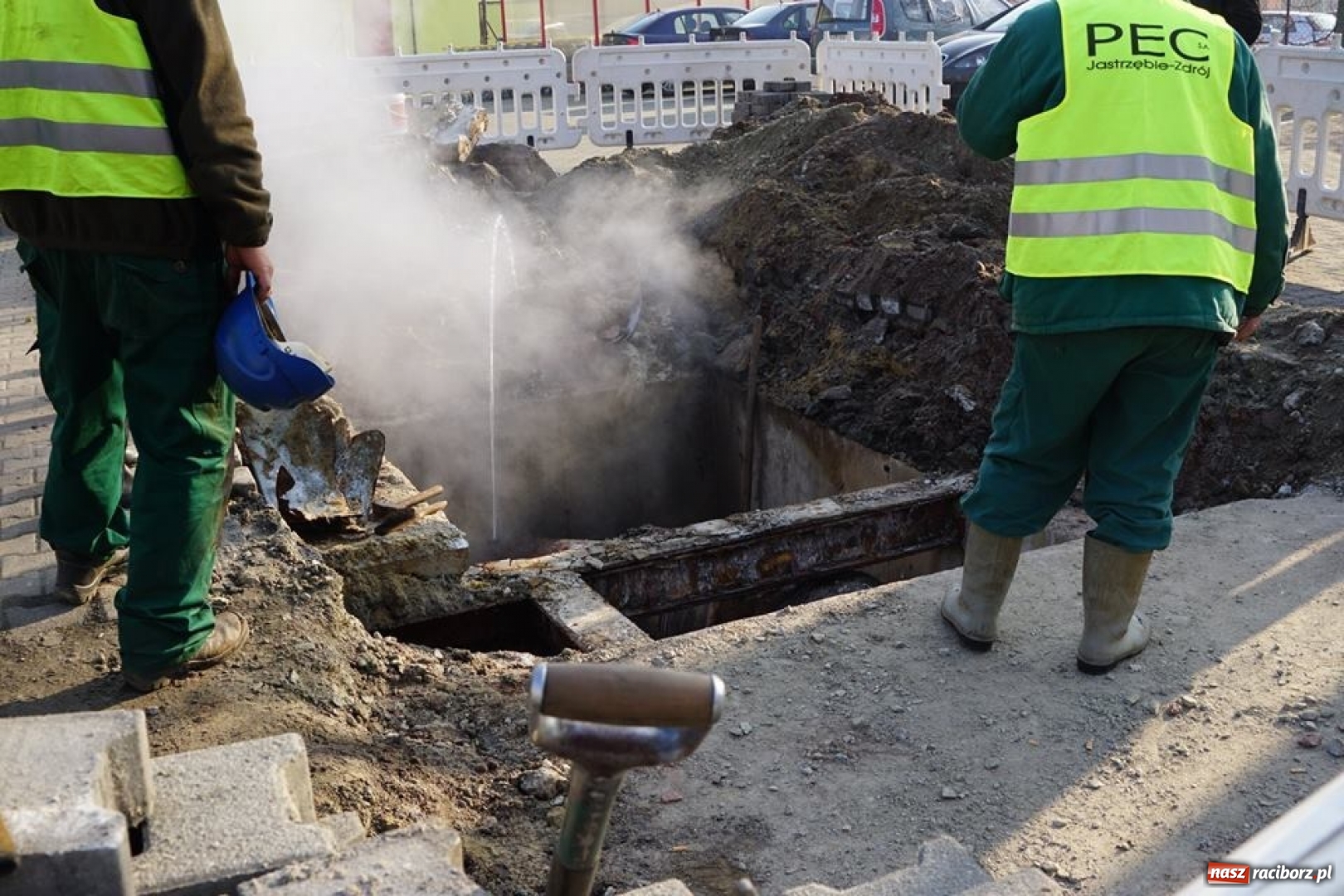 Zdjęcie w galerii na portalu naszraciborz.pl: Awaria sieci ciepłowniczej usunięta. Ogrzewanie powoli wraca do mieszkań wiadomości z regionu