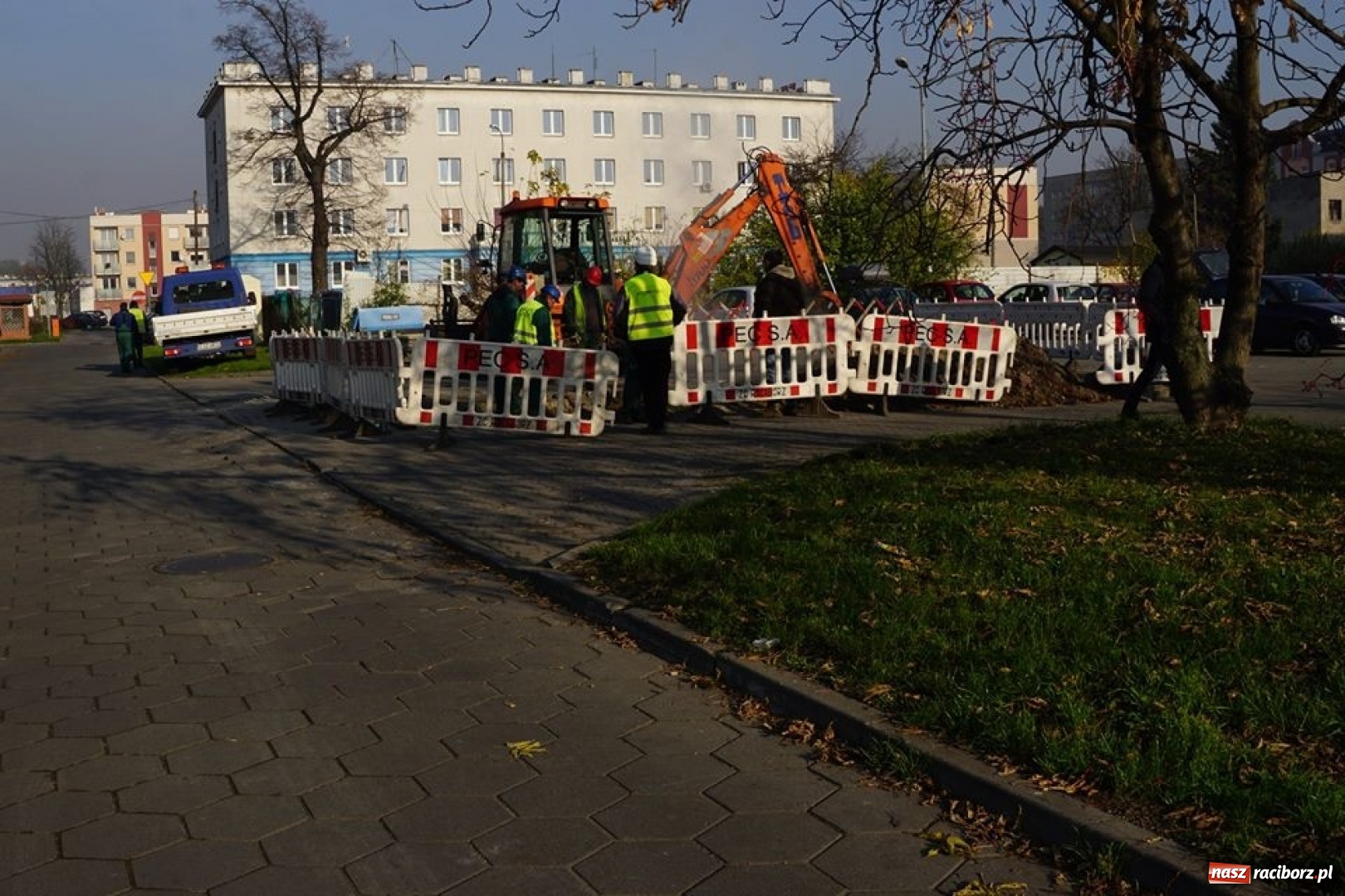 Zdjęcie w galerii na portalu naszraciborz.pl: Awaria sieci ciepłowniczej usunięta. Ogrzewanie powoli wraca do mieszkań wiadomości z regionu