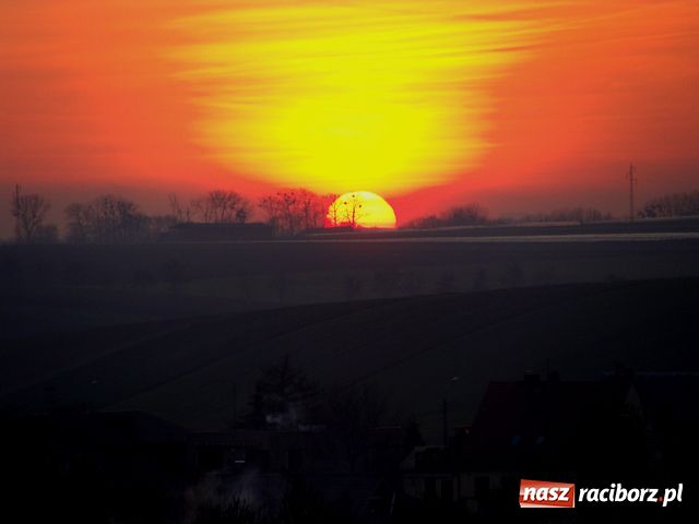 Zdjęcie w galerii na portalu naszraciborz.pl: Wiosenny zachód Słońca wiadomości z regionu