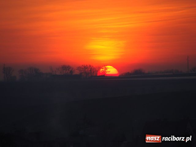 Zdjęcie w galerii na portalu naszraciborz.pl: Wiosenny zachód Słońca wiadomości z regionu