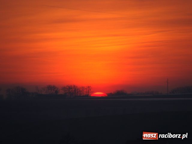 Zdjęcie w galerii na portalu naszraciborz.pl: Wiosenny zachód Słońca wiadomości z regionu