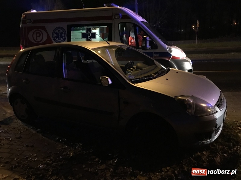 Zdjęcie w galerii na portalu naszraciborz.pl: Wypadek na Reymonta w Raciborzu. Pasażerka forda trafiła do szpitala wiadomości z regionu
