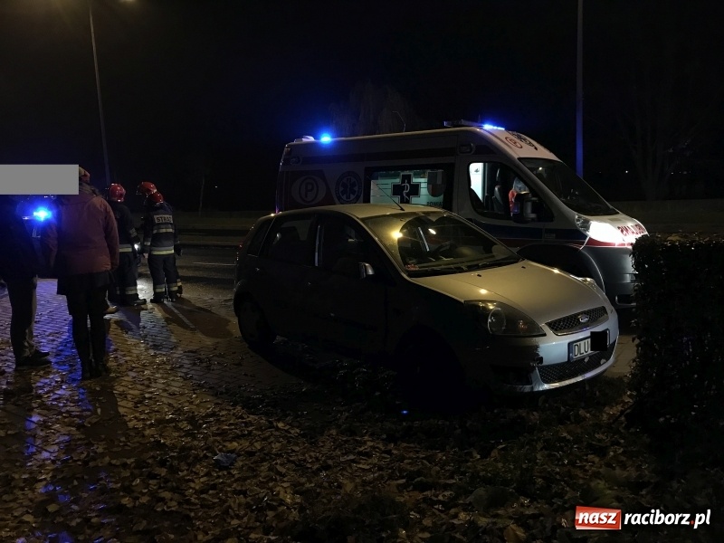 Zdjęcie w galerii na portalu naszraciborz.pl: Wypadek na Reymonta w Raciborzu. Pasażerka forda trafiła do szpitala wiadomości z regionu