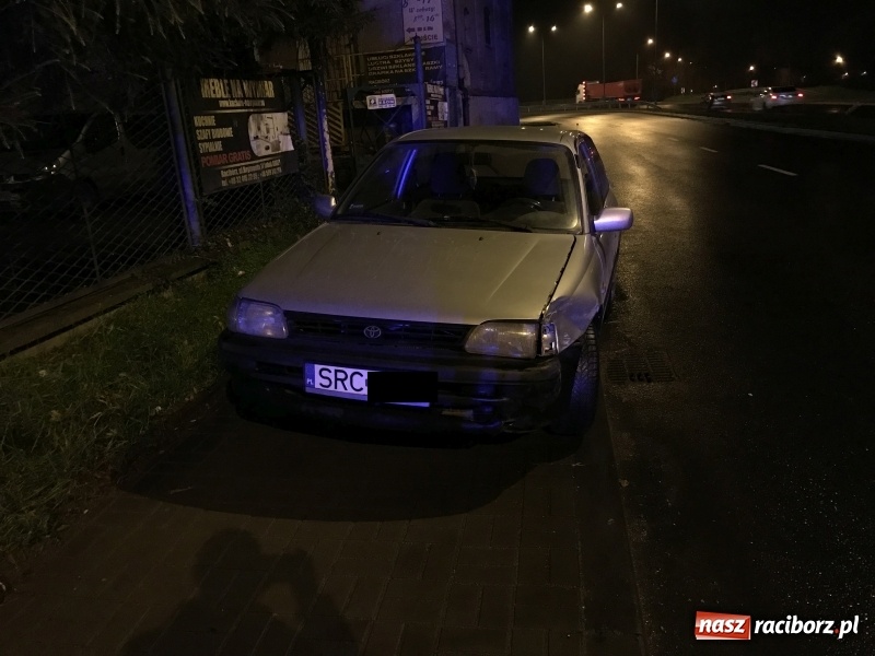 Zdjęcie w galerii na portalu naszraciborz.pl: Wypadek na Reymonta w Raciborzu. Pasażerka forda trafiła do szpitala wiadomości z regionu