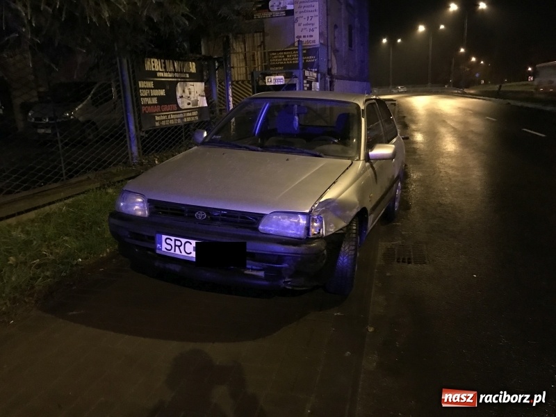 Zdjęcie w galerii na portalu naszraciborz.pl: Wypadek na Reymonta w Raciborzu. Pasażerka forda trafiła do szpitala wiadomości z regionu