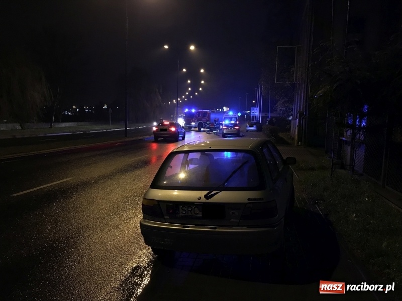 Zdjęcie w galerii na portalu naszraciborz.pl: Wypadek na Reymonta w Raciborzu. Pasażerka forda trafiła do szpitala wiadomości z regionu