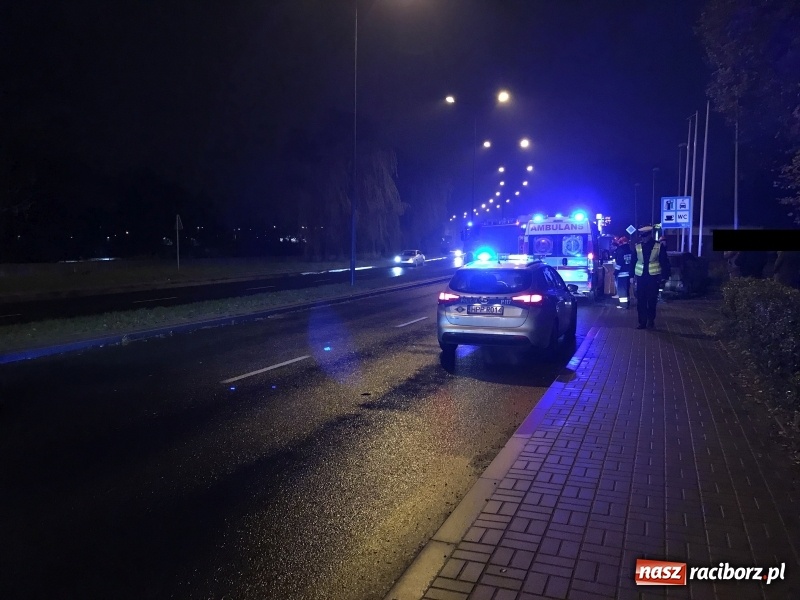 Zdjęcie w galerii na portalu naszraciborz.pl: Wypadek na Reymonta w Raciborzu. Pasażerka forda trafiła do szpitala wiadomości z regionu