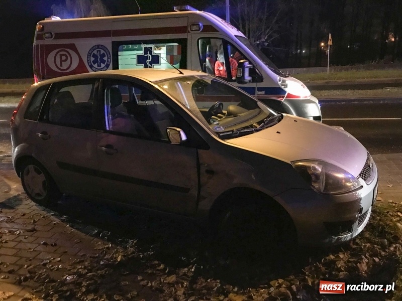 Zdjęcie w galerii na portalu naszraciborz.pl: Wypadek na Reymonta w Raciborzu. Pasażerka forda trafiła do szpitala wiadomości z regionu