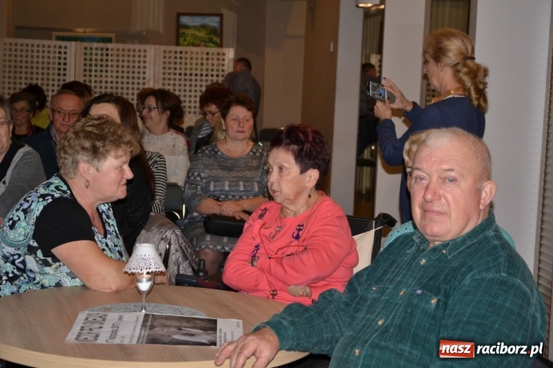 Zdjęcie w galerii na portalu naszraciborz.pl: Ocalmy je od zapomnienia. Wieczór przy świecach w Tworkowie  wiadomości z regionu