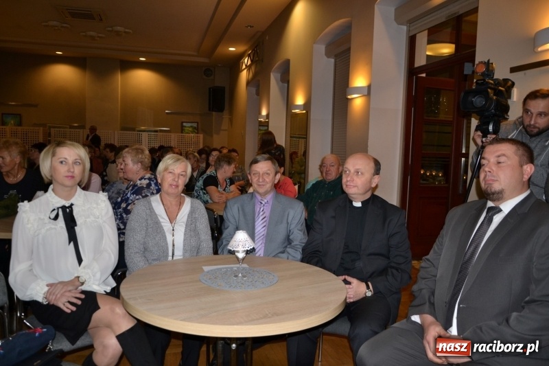 Zdjęcie w galerii na portalu naszraciborz.pl: Ocalmy je od zapomnienia. Wieczór przy świecach w Tworkowie  wiadomości z regionu