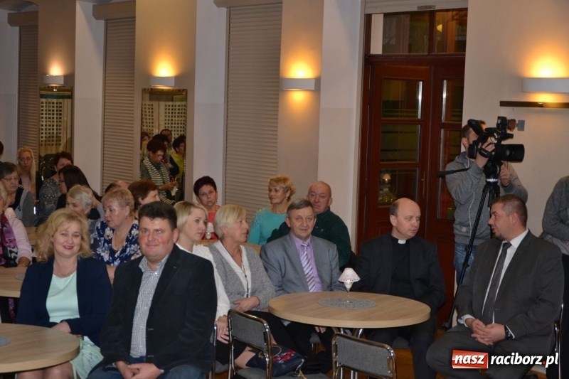 Zdjęcie w galerii na portalu naszraciborz.pl: Ocalmy je od zapomnienia. Wieczór przy świecach w Tworkowie  wiadomości z regionu