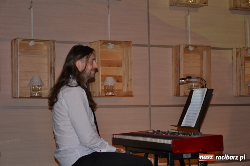 Zdjęcie w galerii na portalu naszraciborz.pl: Ocalmy je od zapomnienia. Wieczór przy świecach w Tworkowie  wiadomości z regionu