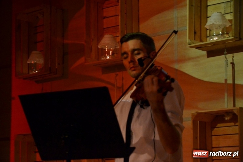 Zdjęcie w galerii na portalu naszraciborz.pl: Ocalmy je od zapomnienia. Wieczór przy świecach w Tworkowie  wiadomości z regionu