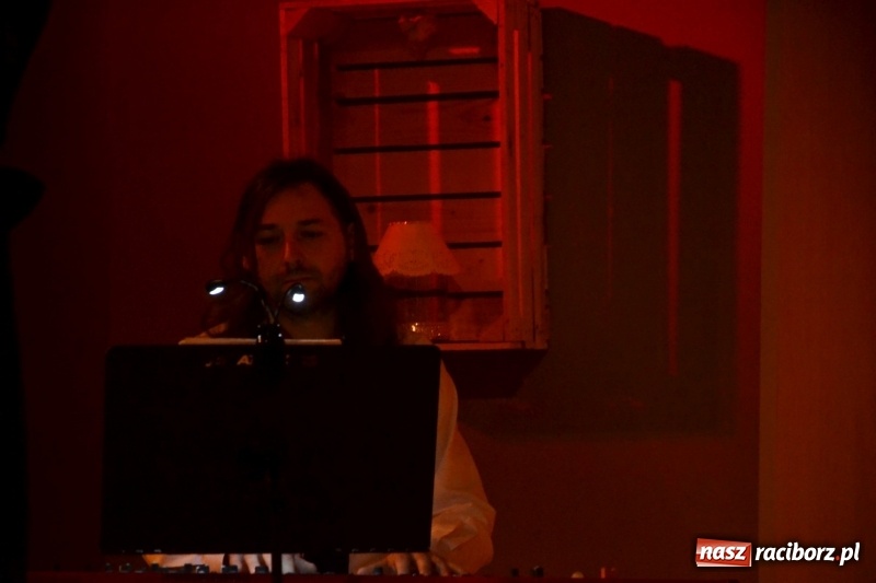 Zdjęcie w galerii na portalu naszraciborz.pl: Ocalmy je od zapomnienia. Wieczór przy świecach w Tworkowie  wiadomości z regionu