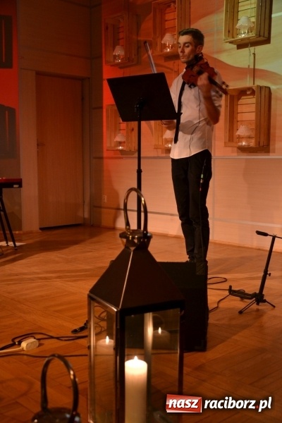 Zdjęcie w galerii na portalu naszraciborz.pl: Ocalmy je od zapomnienia. Wieczór przy świecach w Tworkowie  wiadomości z regionu