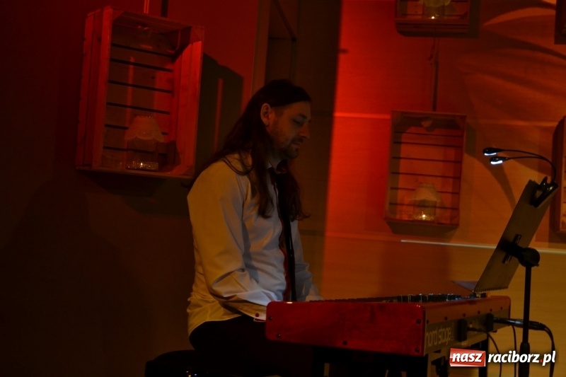 Zdjęcie w galerii na portalu naszraciborz.pl: Ocalmy je od zapomnienia. Wieczór przy świecach w Tworkowie  wiadomości z regionu