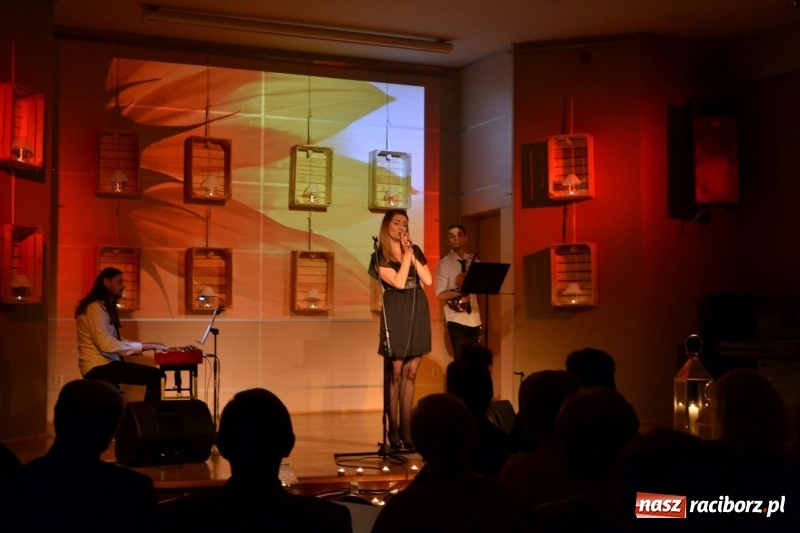 Zdjęcie w galerii na portalu naszraciborz.pl: Ocalmy je od zapomnienia. Wieczór przy świecach w Tworkowie  wiadomości z regionu