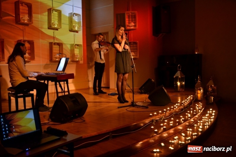 Zdjęcie w galerii na portalu naszraciborz.pl: Ocalmy je od zapomnienia. Wieczór przy świecach w Tworkowie  wiadomości z regionu