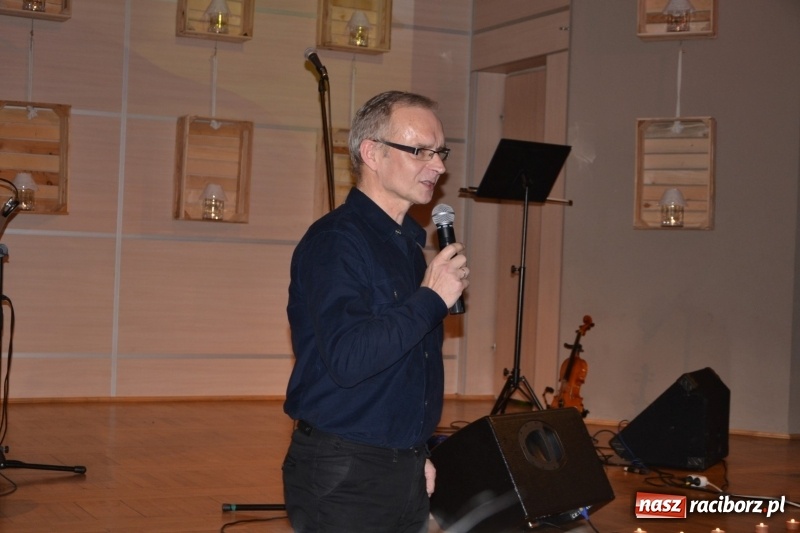 Zdjęcie w galerii na portalu naszraciborz.pl: Ocalmy je od zapomnienia. Wieczór przy świecach w Tworkowie  wiadomości z regionu