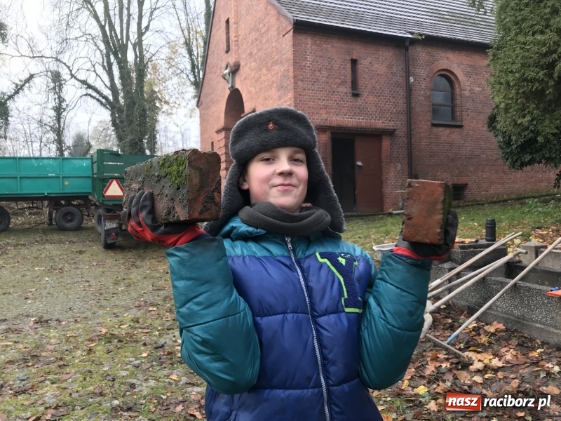 Zdjęcie w galerii na portalu naszraciborz.pl: Miasto i młodzież z poprawczaka wsparło Stowarzyszenie Odra 1945  wiadomości z regionu
