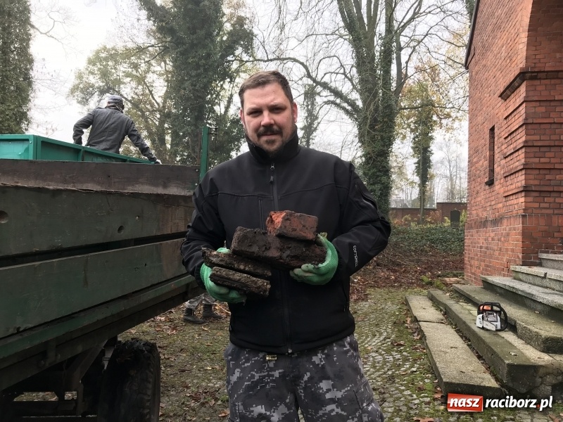 Zdjęcie w galerii na portalu naszraciborz.pl: Miasto i młodzież z poprawczaka wsparło Stowarzyszenie Odra 1945  wiadomości z regionu