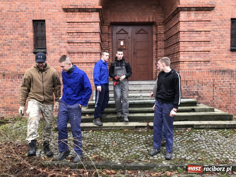 Zdjęcie w galerii na portalu naszraciborz.pl: Miasto i młodzież z poprawczaka wsparło Stowarzyszenie Odra 1945  wiadomości z regionu