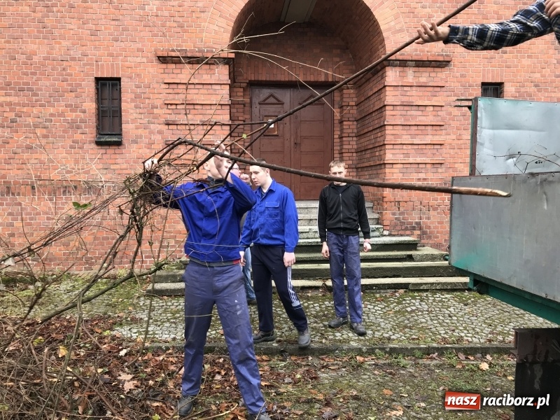 Zdjęcie w galerii na portalu naszraciborz.pl: Miasto i młodzież z poprawczaka wsparło Stowarzyszenie Odra 1945  wiadomości z regionu