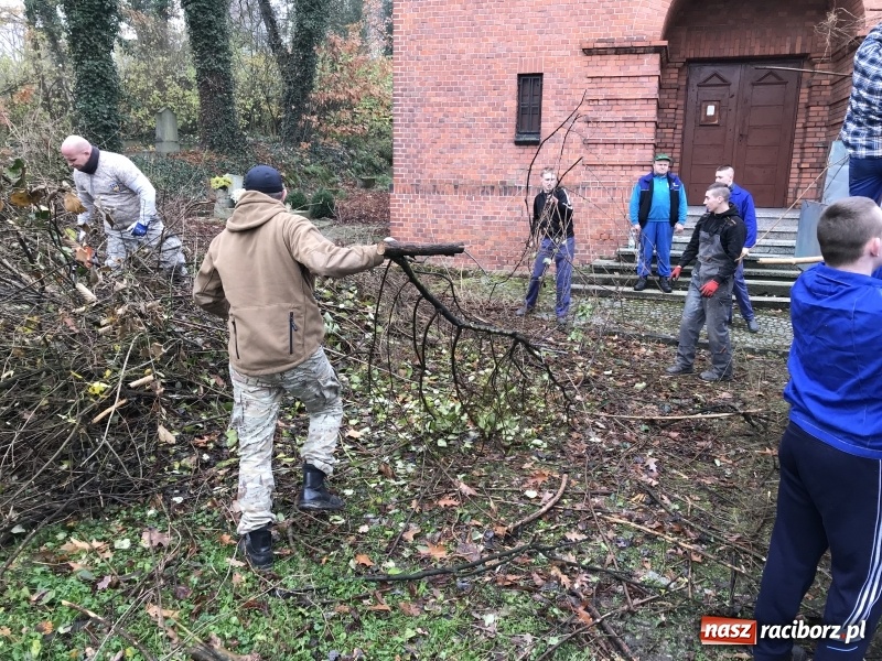 Zdjęcie w galerii na portalu naszraciborz.pl: Miasto i młodzież z poprawczaka wsparło Stowarzyszenie Odra 1945  wiadomości z regionu