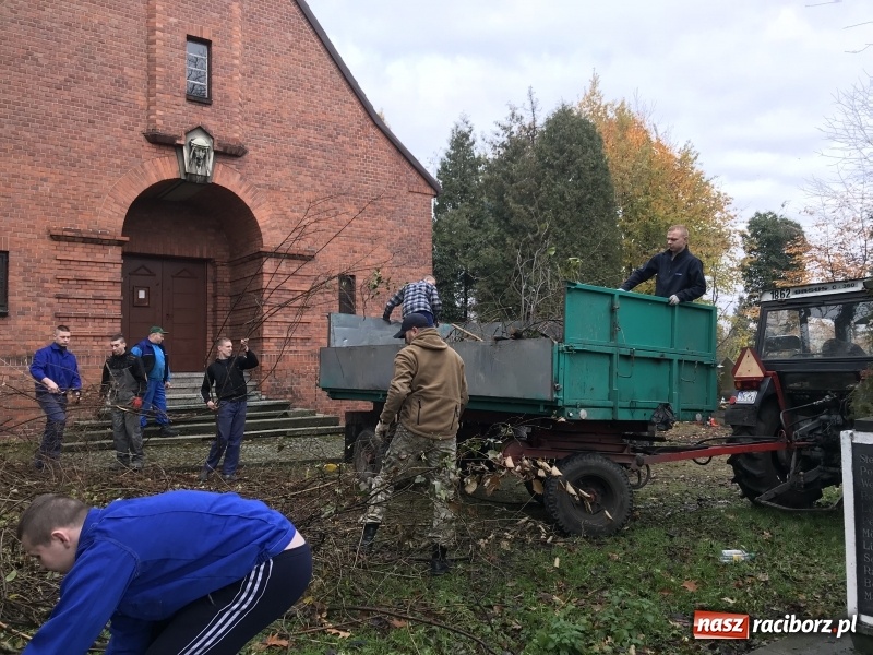 Zdjęcie w galerii na portalu naszraciborz.pl: Miasto i młodzież z poprawczaka wsparło Stowarzyszenie Odra 1945  wiadomości z regionu