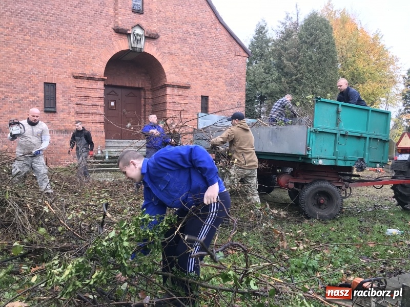 Zdjęcie w galerii na portalu naszraciborz.pl: Miasto i młodzież z poprawczaka wsparło Stowarzyszenie Odra 1945  wiadomości z regionu
