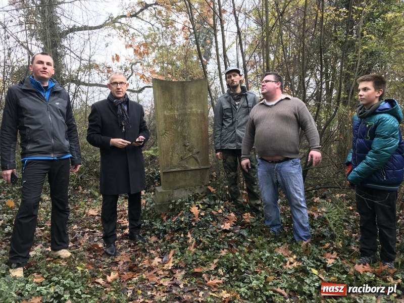 Zdjęcie w galerii na portalu naszraciborz.pl: Miasto i młodzież z poprawczaka wsparło Stowarzyszenie Odra 1945  wiadomości z regionu
