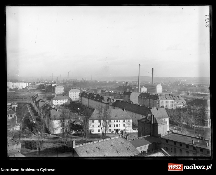 Zdjęcie w galerii na portalu naszraciborz.pl: Okolice starego szpitala na archiwalnej fotografii wiadomości z regionu