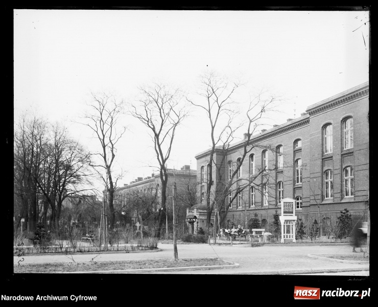 Zdjęcie w galerii na portalu naszraciborz.pl: Okolice starego szpitala na archiwalnej fotografii wiadomości z regionu