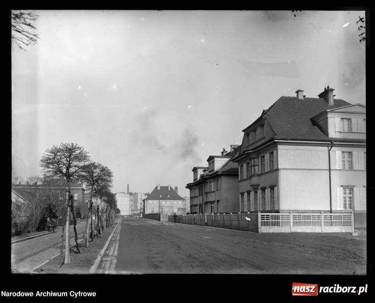 Zdjęcie w galerii na portalu naszraciborz.pl: Okolice starego szpitala na archiwalnej fotografii wiadomości z regionu