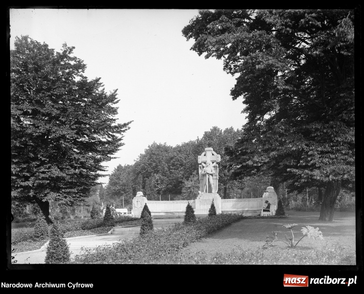 Zdjęcie w galerii na portalu naszraciborz.pl: Okolice starego szpitala na archiwalnej fotografii wiadomości z regionu